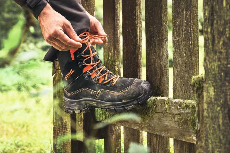 Dank Schnittschutz, Stahlkappen und eingearbeitetem Durchtrittschutz schützen die Motorsägen-Lederstiefel Function Active bei der Arbeit mit der Motorsäge. | Foto: Stihl Dank Schnittschutz, Stahlkappen und eingearbeitetem Durchtrittschutz schützen die Motorsägen-Lederstiefel Function Active bei der Arbeit mit der Motorsäge. | Foto: Stihl