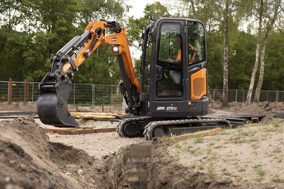 Develon bringt neue Minibagger DX25Z-7 und überarbeiteten DX27Z-7 für GaLaBau und Kommune Develon bringt neue Minibagger DX25Z-7 und überarbeiteten DX27Z-7 für GaLaBau und Kommune