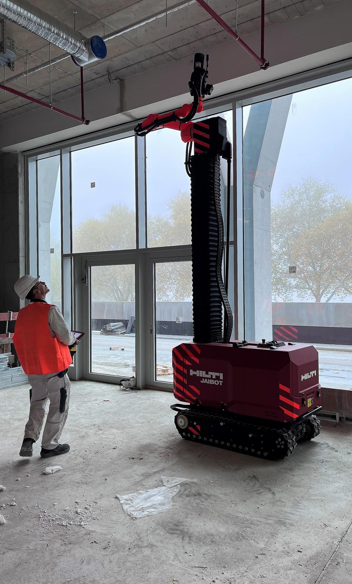 Detlef Dohms, langjähriger Mitarbeiter der Firma Frietsch, führt den Jaibot durch die Räume der Westtribüne des KSC. Nach einem Tag Training hatte er die Handhabung drauf. | Foto: Hilti Deutschland AG