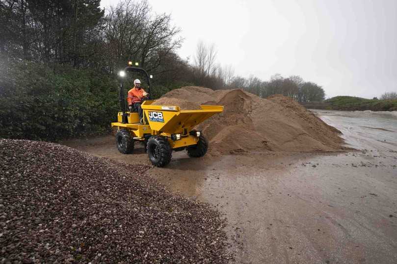 Der JCB 3TE Baustellendumper bietet die gleichen Vorteile wie der kleinere 1TE, aber dreimal mehr Kapazität in der schwenkbaren Mulde. | Foto: JCB