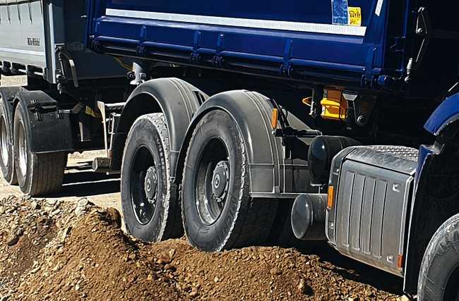 Traktion im Gelände: Die parabelgefederten Antriebsachsen verschränken sich stark. | Foto: Mercedes Benz Trucks