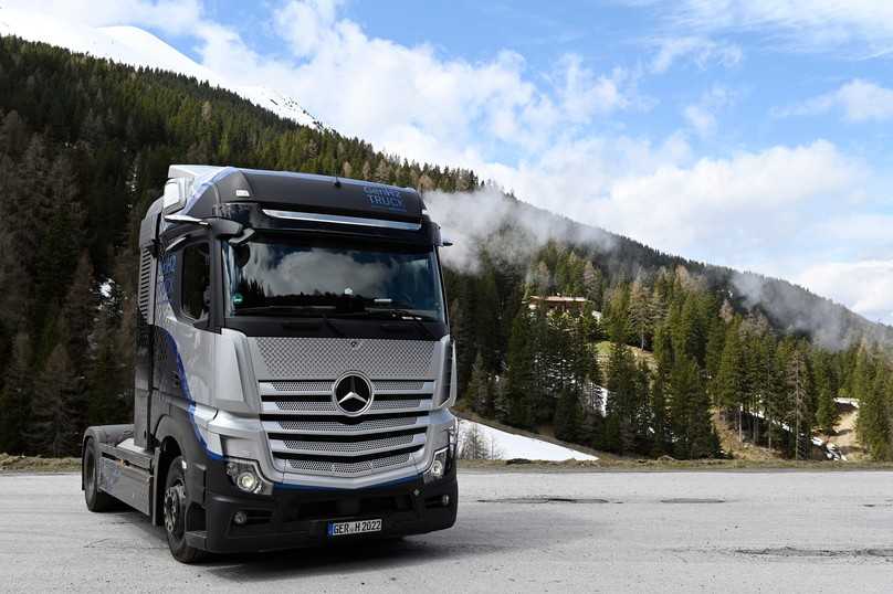 Auch die GenH2 Truck-Sattelzugmaschine mit gasförmig gespeichertem Wasserstoff dampft tüchtig bei Leistungsbedarf. | Foto: QUATEX