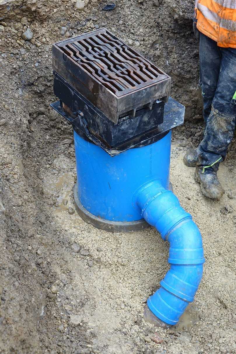 So sieht der Funke-Straßenablauf fertig zusammengebaut aus. Dank der Auflagebacken und Ausgleichsringe ist kein Unterfüttern der Abdeckung mit Ortbeton notwendig – zugunsten einer langlebigen, reibungslosen Funktion. | Foto: Funke Kunststoffe