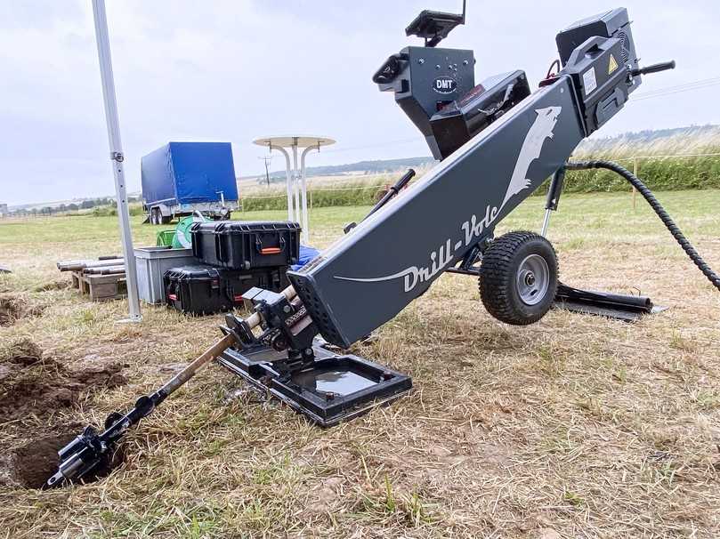 Die Akku-Power-Horizontalbohranlage Drill-Vole 2.0 ist ideal zum Verlegen von Hausanschlüssen sowie für Straßenquerungen auf engstem Raum und verursacht keine Flurschäden. | Foto: L-Team Baumaschinen