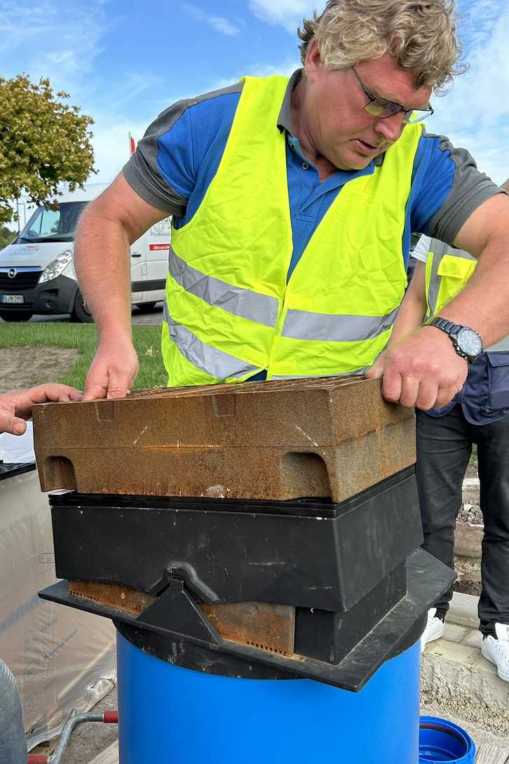 Funke-Anwendungstechniker Thomas Bröer erklärt im Rahmen einer Produktdemonstration vor Ort, wie die Einzelteile des Funke Straßenablaufs zusammengesetzt werden. | Foto: Funke Kunststoffe