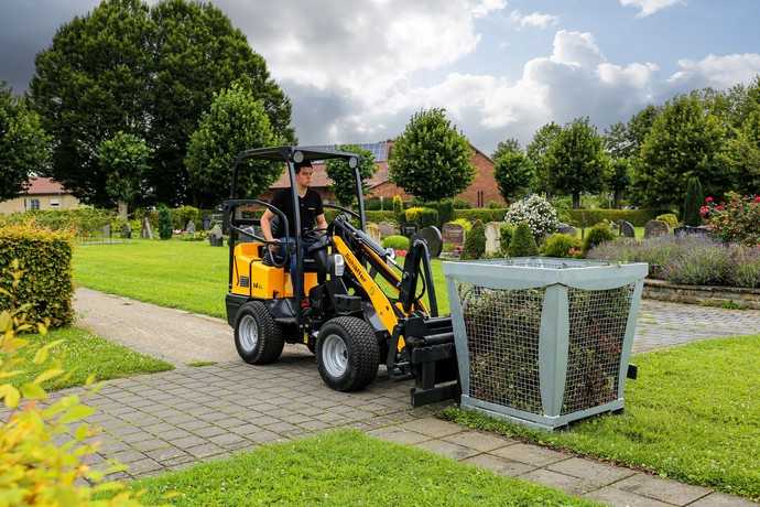 Der E-Lader eignet sich auch für Einsätze auf Friedhöfen. | Foto: Schäffer