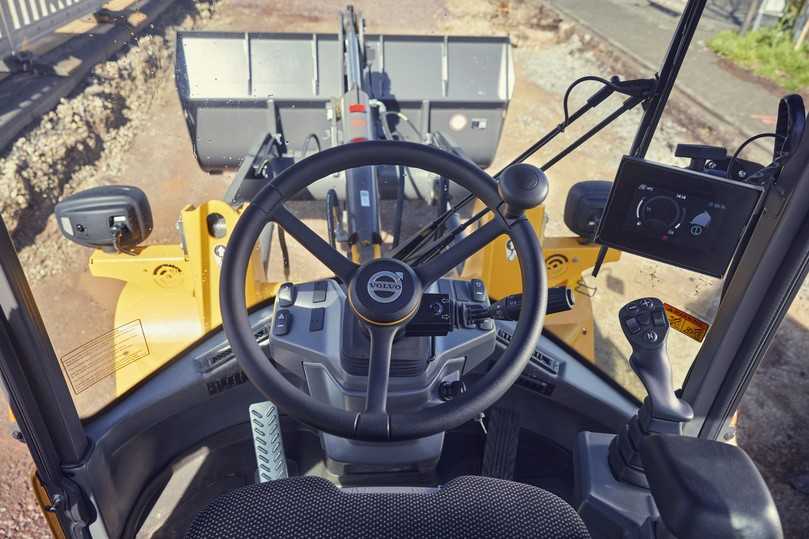 In der Kabine des Volvo L30 Radladers fällt das schlankere Armaturenbrett auf sowie das größere 5-Zoll-Display, das über ein Jogwheel gesteuert wird, und der ergonomische Multifunktions-Joystick. | Foto: Volvo CE