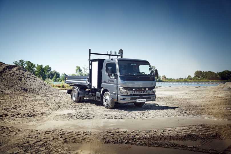 Auf der bauma zu sehen: Der Fuso eCanter 7C18e mit Dreiseitenkipper ist für mehr Nutzlast auch mit kleiner S-Batterie zu haben. | Foto: Daimler Truck AG