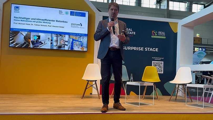 Prof. Michael Haist stellte seine Studie zum klimaschonenden Betonbau auf der Real Estate Arena in Hannover vor. | Foto: Bauindustrie Nord Prof. Michael Haist stellte seine Studie zum klimaschonenden Betonbau auf der Real Estate Arena in Hannover vor. | Foto: Bauindustrie Nord