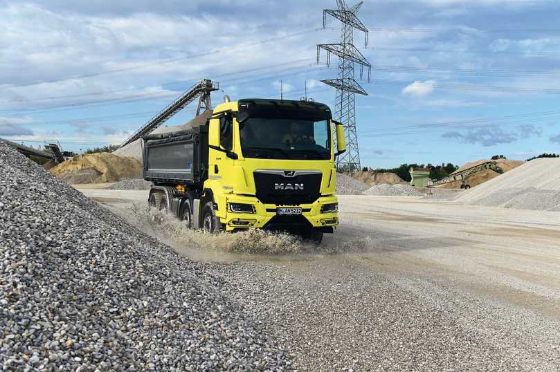 Der D26 schöpft 470 PS aus 12,4 l Hubraum und treibt den hellgelben MAN TGS 35.470 an. | Foto: MAN