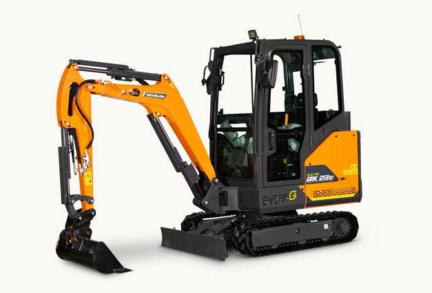 Develon DX23E-7: Mehr Hubkraft und flexible Batterieoptionen für den E-Einsatz