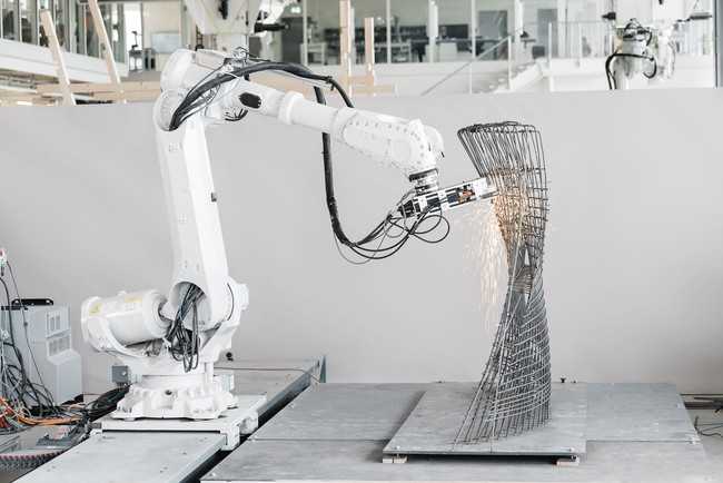 Mesh, die innovative robotergestützte Technologie, stellt komplexe oder gekrümmte Bewehrungskörbe automatisiert her. | Foto: Mesh AG
