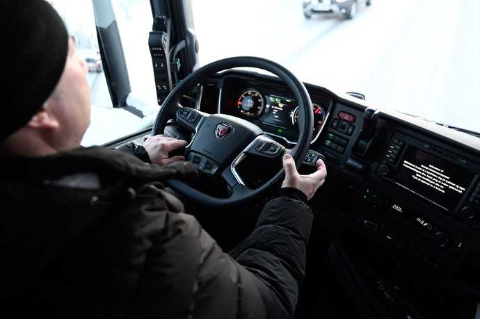Auf winterlichen Straßen schaltet der Fahrer Motorbremse und Retarder besser ab und nutzt zum Verzögern die Betriebsbremse. | Foto: Quatex