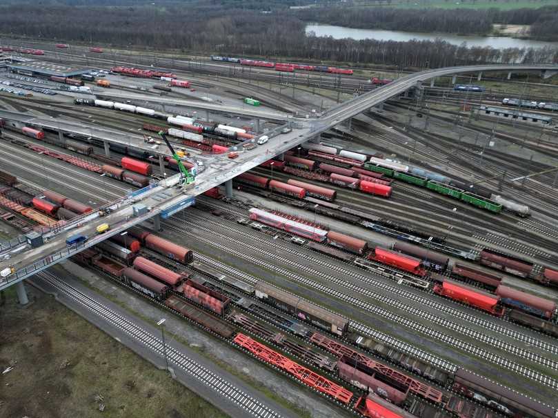 Millimeterarbeit über 55 Gleisen: Segmentweiser Austausch der Brückenelemente in 24-Stunden-Sperrpausen hält den Zeitplan im Griff. | Foto: Echterhoff