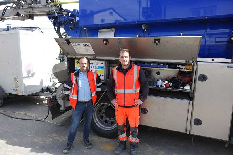 Meik Pistor, zuständig für den Bau und den Betrieb der Abwasserinfrastruktur in Burbach (li.), und Tom Textor aus der Betriebskolonne | Foto: Preco Meik Pistor, zuständig für den Bau und den Betrieb der Abwasserinfrastruktur in Burbach (li.), und Tom Textor aus der Betriebskolonne | Foto: Preco