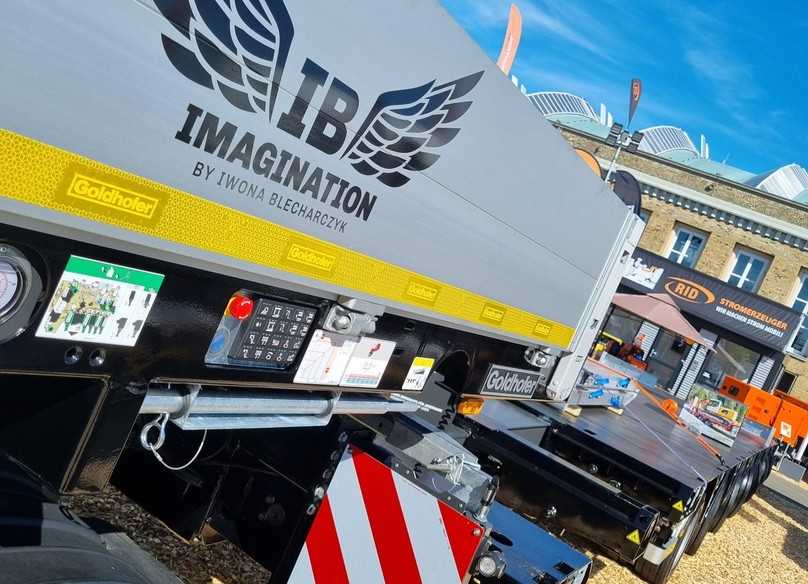 Der erste Sattelzug Volvo FH16 plus Goldhoer MPA für die Firma "Imagination Transport" von Iwona Blecharczyk wurde auf der Nordbau 2023 übergeben. | Foto: Goldhofer