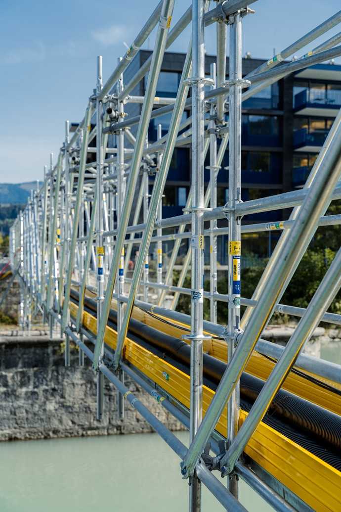 Bei der Sanierung der Kühbrücke in Hallein (Österreich) wurde das Modulgerüst Ringlock als Kabelbrücke eingesetzt. | Foto: Doka