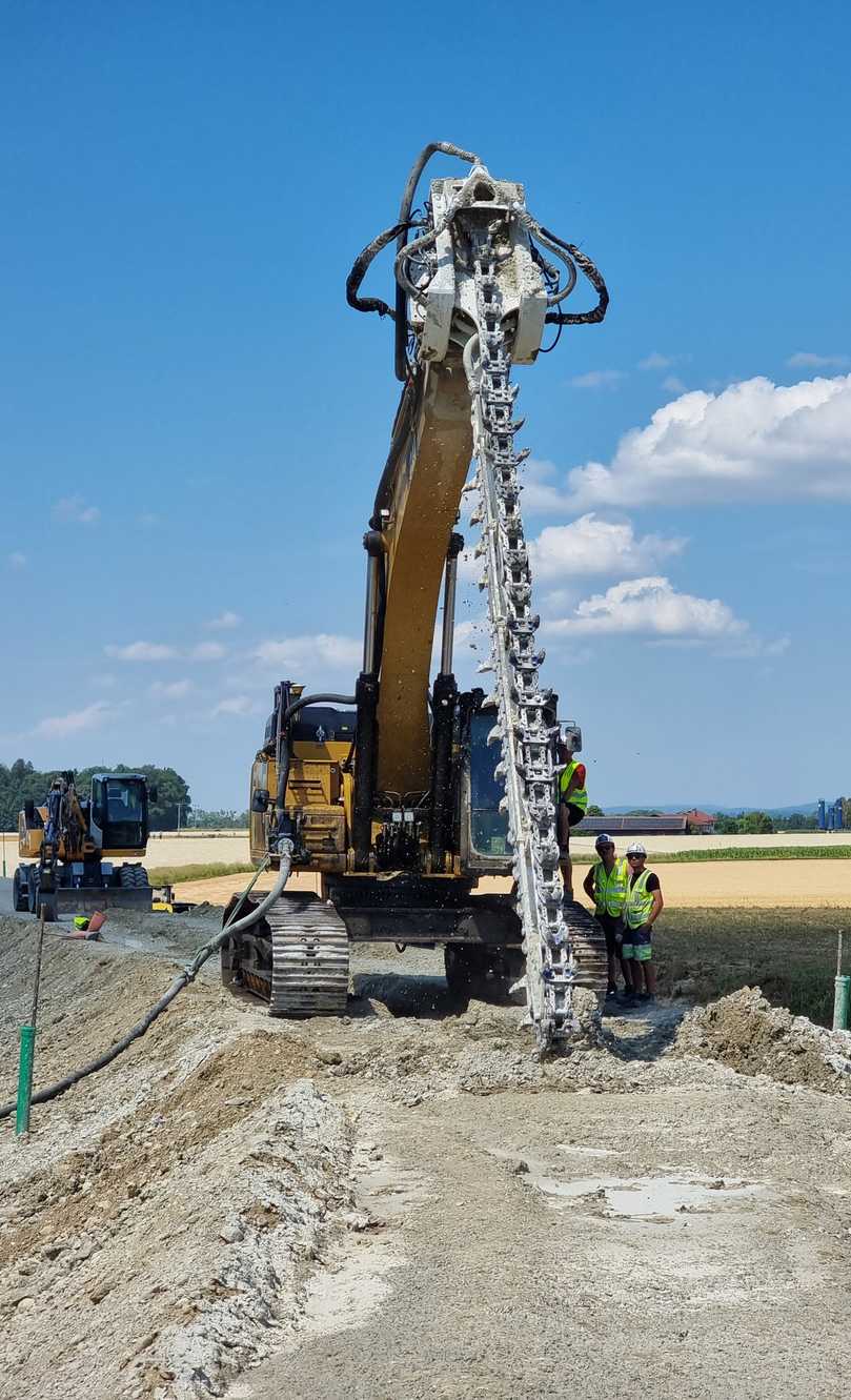 Der Bagger mit dem KSI-Mischschwert in seiner ganzen Länge. Je nach Modell kann es bis zu 12 m tief in den Boden eindringen. | Foto: Kemroc