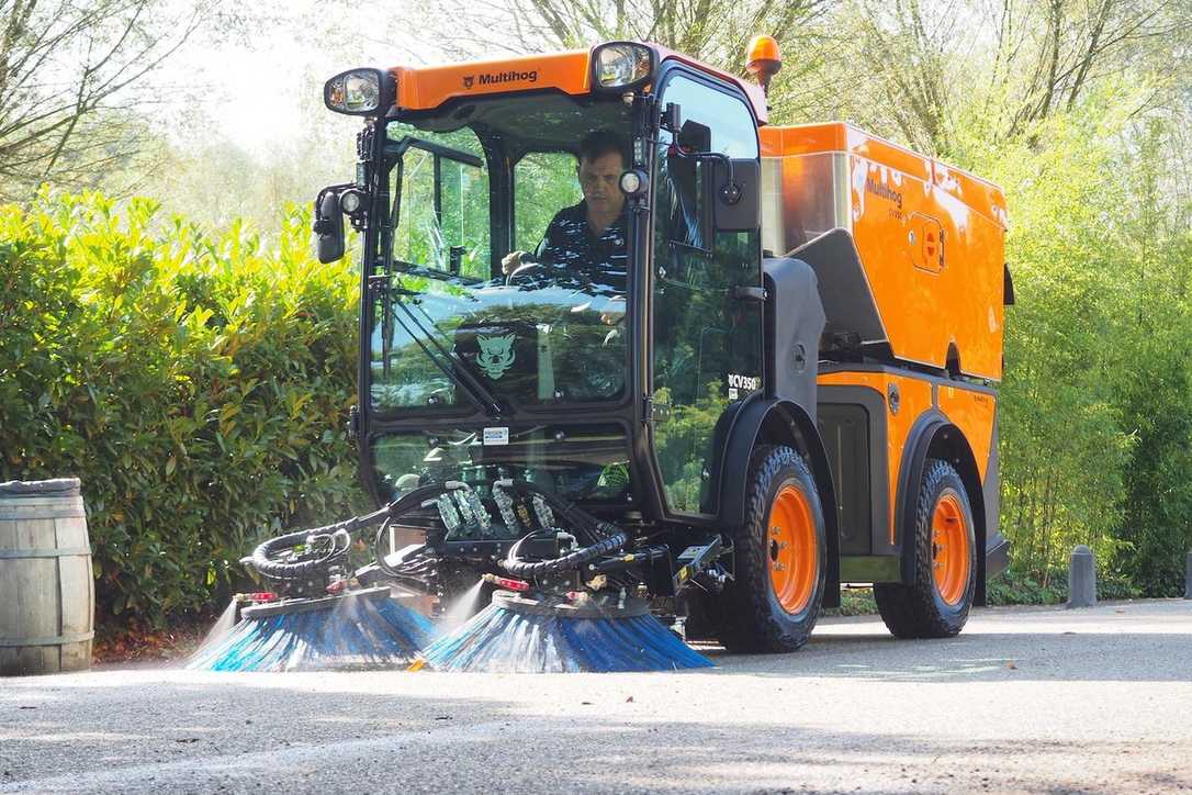 Multihog, Spezialist für Kehrmaschinen und Geräteträger, baut Händlernetz weiter aus.