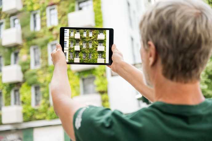 Stefan Pfeiffer dokumentiert den Zustand der Living-Wall | Foto: Timo Lutz – Team für Industriefotografie