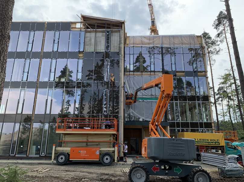 Für die Montage der Glasfassade wurde kein Gerüst benötigt. | Foto: Holzbau Riedl