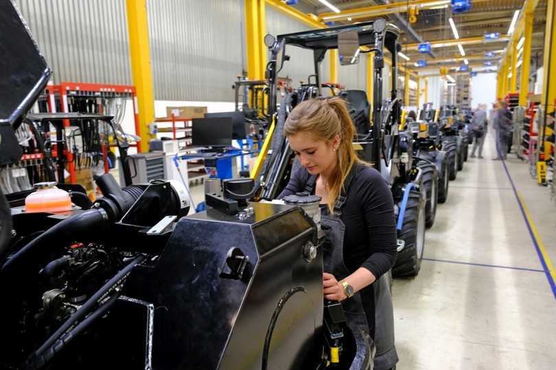 Auf der neuen, dritten Fertigungslinie im Büdelsdorfer Werk werden bereits die neuen kompakten Radlader produziert. | Foto: Mecalac