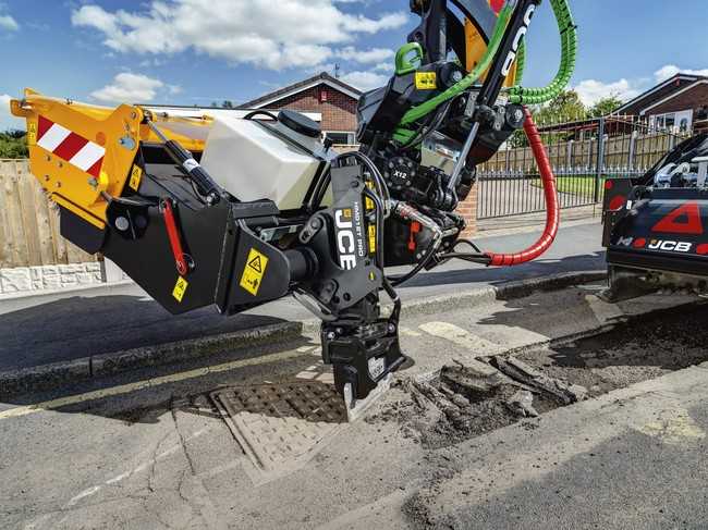 Der Pothole Pro ermöglicht es, den Belag des beschädigten Straßenabschnitt mit einer einzigen Maschine abzufräsen, die Kanten präzise zu bearbeiten und die Arbeitsfläche zu reinigen. | Foto: JCB