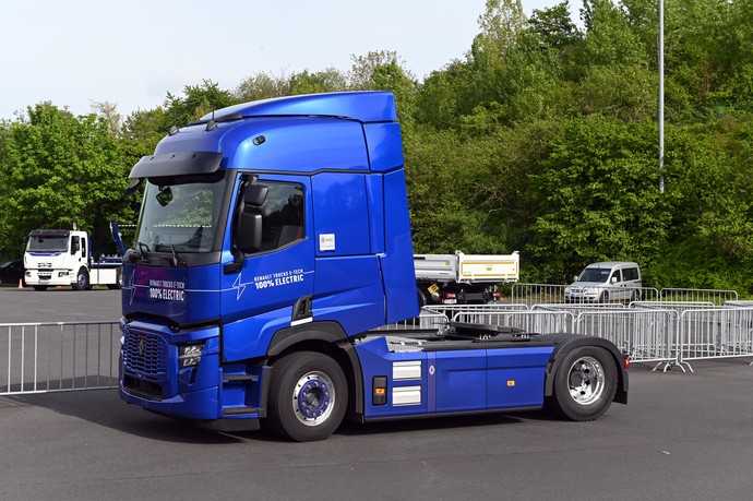 Der vollelektrische Renault Trucks E-Tech T kann mit zusätzlicher Hydraulik bestückt auch für Kippsattelzüge zum Einsatz kommen. | Foto: QUATEX