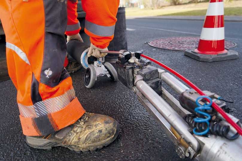 Mit dem MicroGator können Packer zum Setzen von Linermanschetten kontrolliert in den Kanal gesteuert werden. Die Adaption des Packers an den MicroGator erfolgt über eine luftführende Kupplungsstange. | Foto: IBAK