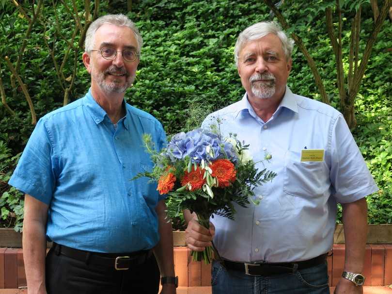 Auf der FLL-Mitgliederversammlung erhielt Prof. Dr. Stephan Roth-Kleyer als Zeichen der Anerkennung für sein langjähriges Engagement in der Regelwerksarbeit den „Strauß des Präsidenten“, den ihn Prof. Dr. Ulrich Kias überreichte. | Foto: FLL