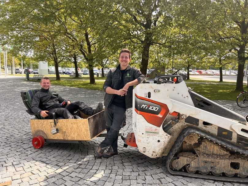 Jan Seeliger (links) und Malte Höhn schafften es bis nach Augsburg: Auch der Bobcat-Raupenlader hat problemlos durchgehalten – die Schubkarrenreifen des Anhängers allerdings nicht. | Foto: Baumpflege Blattwerk Mainz Jan Seeliger (links) und Malte Höhn schafften es bis nach Augsburg: Auch der Bobcat-Raupenlader hat problemlos durchgehalten – die Schubkarrenreifen des Anhängers allerdings nicht. | Foto: Baumpflege Blattwerk Mainz