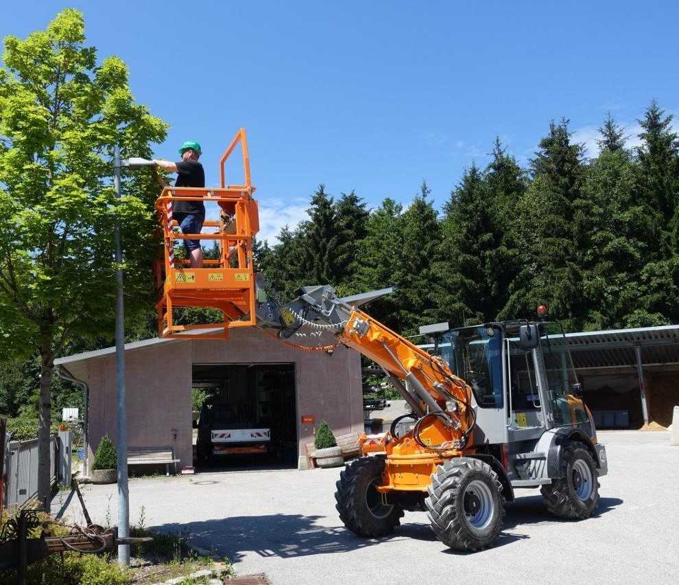 Neuling Paus mit fünf Baumaschinen auf der Demopark