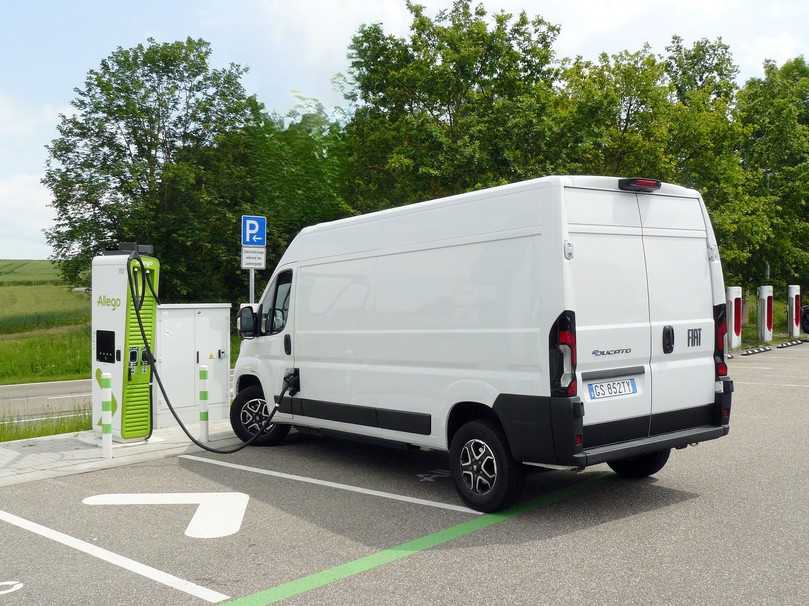 Ungeheuer stark auf der Strecke, eher gemütlich an der Ladesäule: Der E-Ducato ist in Fahrt ein Temperamentsbündel. | Foto: Randolf Unruh