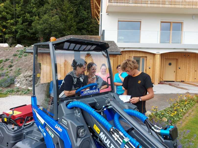 Schulung durch Lukas Schillinger von der Firma Kuhn: Dr. Silke Seemann (links) vom Lesehotel in Bad Goisern und ihre Mitarbeiterinnen konnten den elektrischen Knick-Radlader Multione EZ8 noch am selben Tag bedienen. | Foto: Kuhn