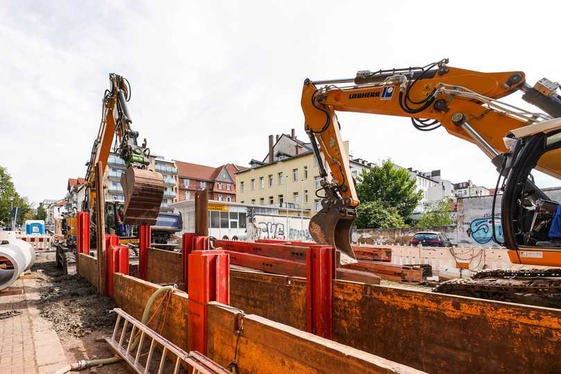 Die intelligente Verbaulösung sorgte dafür, dass sich neben der 6 Meter tiefen Baugrube bis zu 24 Tonnen schwere Baufahrzeuge bewegen konnten. | Foto: Ludwig Pfeiffer Hoch- und Tiefbau GmbH