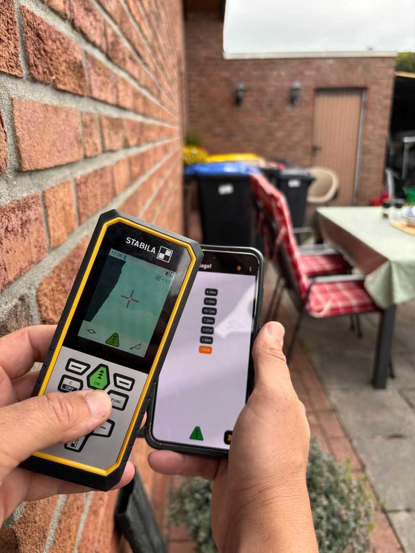 Schnell übertragen werden die Messdaten vom Laser-Entfernungsmesser LD 530 BT von Stabila zum Smartphone, Tablet oder Desktopcomputer dank Bluetooth® 5.0-Technologie. | Foto: Florians Gartenwelt Schnell übertragen werden die Messdaten vom Laser-Entfernungsmesser LD 530 BT von Stabila zum Smartphone, Tablet oder Desktopcomputer dank Bluetooth® 5.0-Technologie. | Foto: Florians Gartenwelt