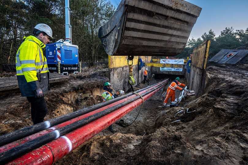 Der Einzug der Kabelschutzrohre verlief erfolgreich. | Foto: TenneT/Chris Pennarts