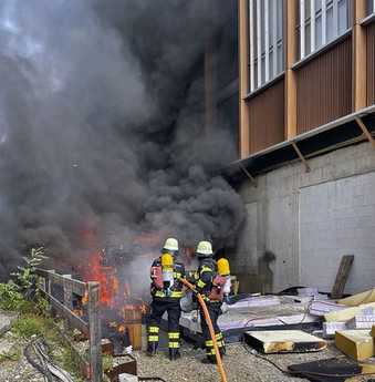 +++ München: Feuer auf Baustelle – schwarze Rauchsäule über der Stadt +++