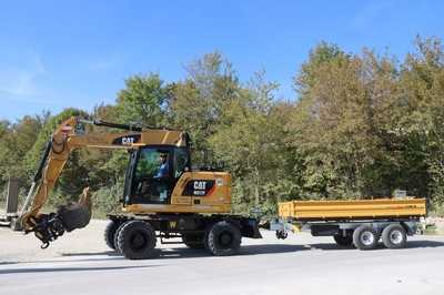 Dieser Bagger fährt mit Hänger auf der Straße