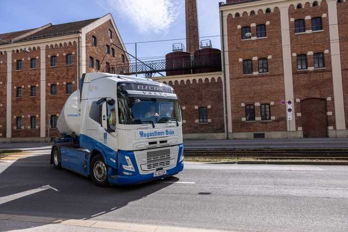 Lkw-Fahrer Wolfgang Käsweber ist begeistert: "So macht das fahren Spaß!" | Foto: Volvo Trucks