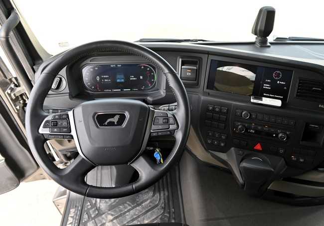 Die Cockpits verwöhnen die Fahrer mit griffgünstigem Multifunktionslenkrad, Digital-Display, elektrischer Feststellbremse und Dreh-Drück-Steller. | Foto: MAN