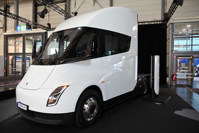 Tesla Semi-6x2-Sattelzugmaschine für Nordamerika | Foto: QUATEX