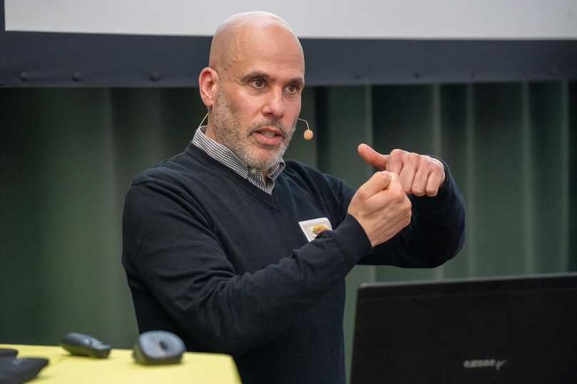 Sprach über Baumpflanzungen: Dr. Markus Streckenbach, Diplom-Biologe und Sachverständiger für urbane Vegetation. | Foto: Petra Reidel