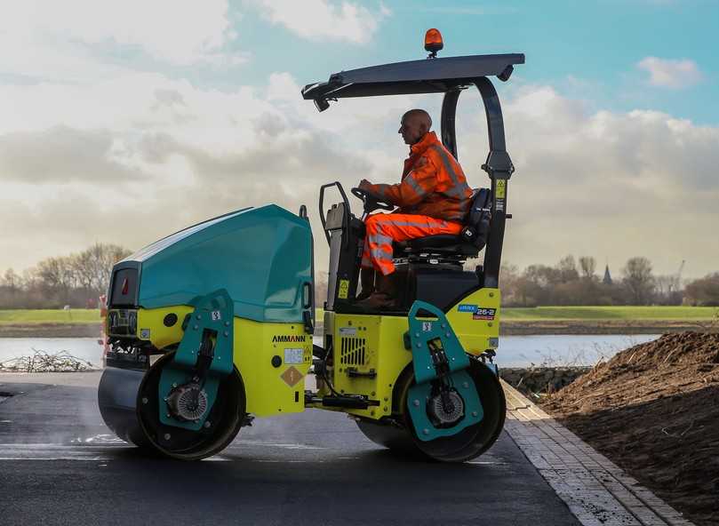 Die Ammann eARX26-2 Elektrowalze arbeitet bis zu 18 Stunden am Stück mit einer Akkuladung - ohne Abgase und nahezu geräuschlos. | Foto: Ammann