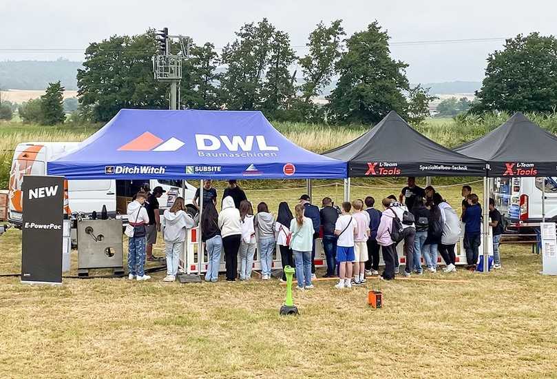 Insgesamt 25 Schülerinnen und Schüler haben mit Interesse die Schulführung über alle Stationen des Sommer-Events verfolgt. | Foto: L-Team Baumaschinen