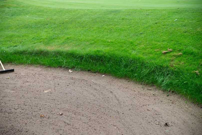 Drei Wochen nach Nassbegrünung mit dem SpeedyGreener präsentiert sich die Bunkerkante im Golfclub Vechta-Welpe mit frischem Grün. | Foto: Fritz Brüggemann