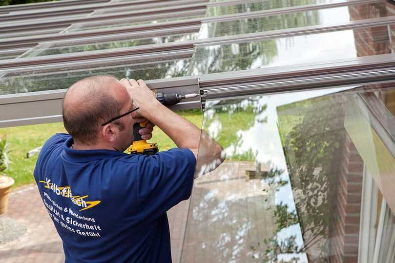 Für eine ansprechende Optik werden die Enden der Schienen abschließend verkleidet. | Fotos: Joka