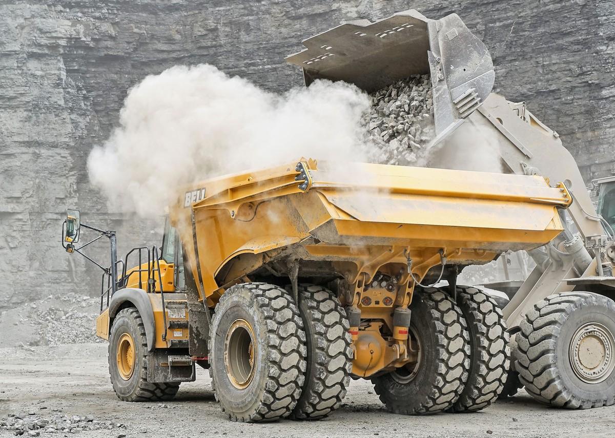 Von hinten ein Starrrahmen-Muldenkipper, aber weiter vorn arbeitet ein Knickgelenk: Ein Bell-Dumper B60E hilft im Steinbruch Mundelsheim, rund 30 Kilometer nördlich von Stuttgart, beim Abbau von Muschelkalk. | Foto: Bell Equipment