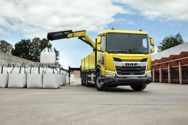 Der DAF XD Extra-Robust als Straßenvierachser mit Baustoffkran kommt mit einer angetriebenen Achse aus. | Foto: DAF Trucks