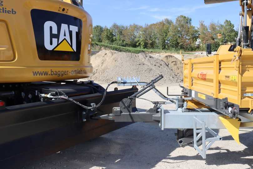 Cat-Bagger mit Anhänger: Am Schild ist das Anhängermaul verschraubt. | Foto: Zeppelin